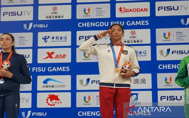 Atlet wushu Indonesia Tharisa Dea Florentina saat berada di podium usai meraih emas pada ajang The FISU World University Games 2021 Chengdu di Chengbei Gymnasium Chengdu, China, Kamis. (04/08/2023) (ANTARA/HO-PB Wushu Indonesia)