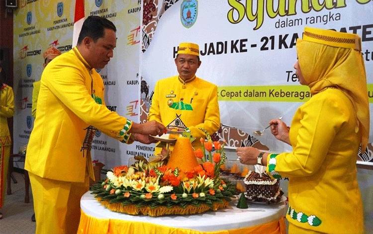 Bupati Hendra Lesmana potong tumpeng pada acara syukuran dalam rangka memperingati hari jadi Kabupaten Lamandau Ke-21. (FOTO : HENDI NURFALAH)