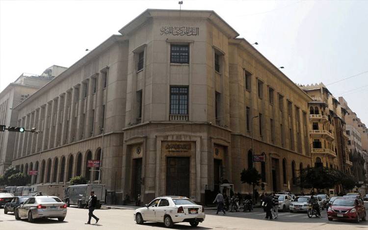 Kantor pusat Bank Sentral Mesir terlihat di tengah pandemi penyakit virus corona (COVID-19) di pusat kota Kairo, Mesir 25 Februari 2021. ANTARA/REUTERS/Mohamed Abd El Ghany