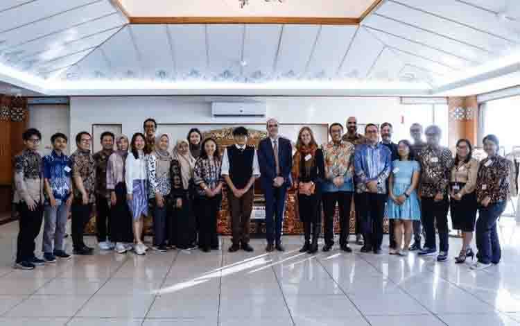 Kedutaan Besar Republik Indonesia (KBRI) Canberra bersama penerima beasiswa penelitian Future Research Talent (FRT) dari ANU College of Science. (ANTARA/HO-KBRI Canberra)
