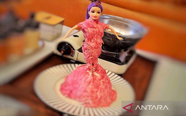 Tampilan Barbie berbalut gaun daging sebagai menu inspirasi kuliner unik di restoran Jepang Rokurenya AEON BSD. (ANTARA/Livia Kristianti)