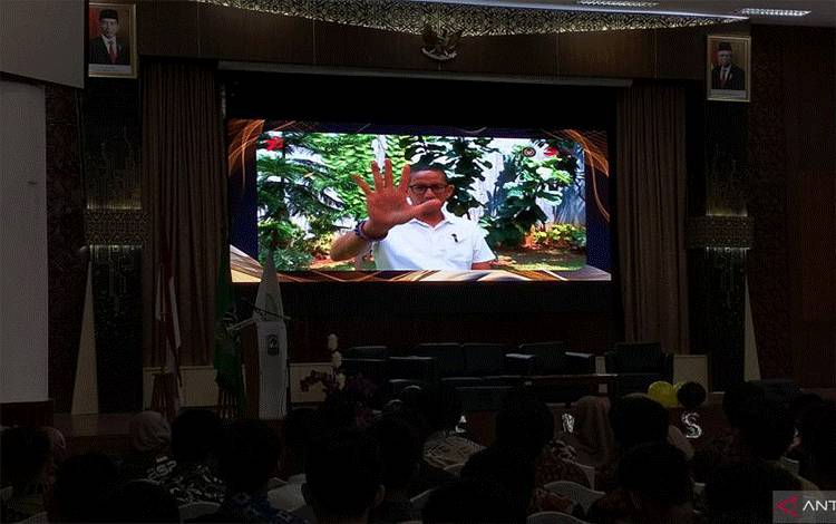 Menteri Pariwisata dan Ekonomi Kreatif (Menparekraf) Sandiaga Salahuddin Uno memberikan arahan secara virtual terkait pengembangan pariwisata berkelanjutan kepada mahasiswa Universitas Andalas di Padang, Minggu, (6/8/2023).