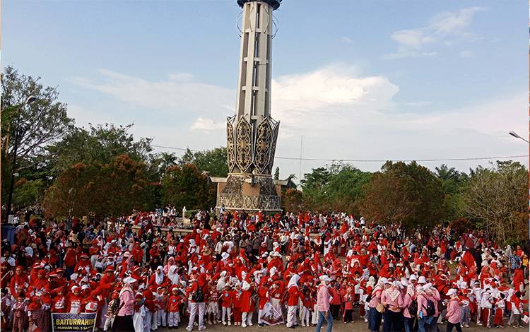 Ribuan anak ikuti lomba mewarnai dalam rangka memperingati hari anak nasional di Taman Kota Sampit, Minggu, 6 Agustus 2023. (FOTO: DEWIP)