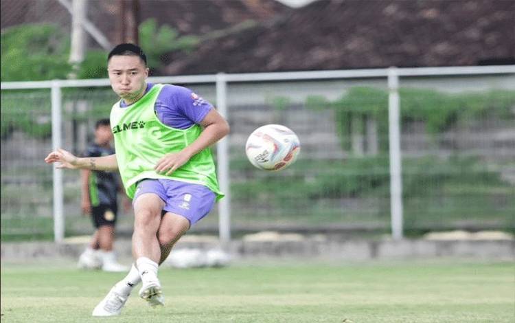 Tangkapan layar - Pemain Persik Kediri Arthur Irawan latihan menjelang laga melawan Bali United pada pekan ketujuh Liga 1 Indonesia 2023/2024 di Denpasar, Bali, Minggu (6/8/2023, 18.25 WITA) ANTARA/Instagram/@persikfcofficial/Dewa Wiguna