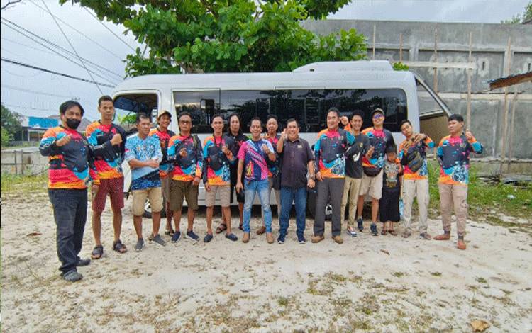 Sebanyak 15 orang anggota PWI Kabupaten Katingan foto bersama sebelum bertolak ke Lamandau mengikuti HPN tingkat Provinsi Kalimantan Tengah, kemaren. (FOTO: GOFUR)
