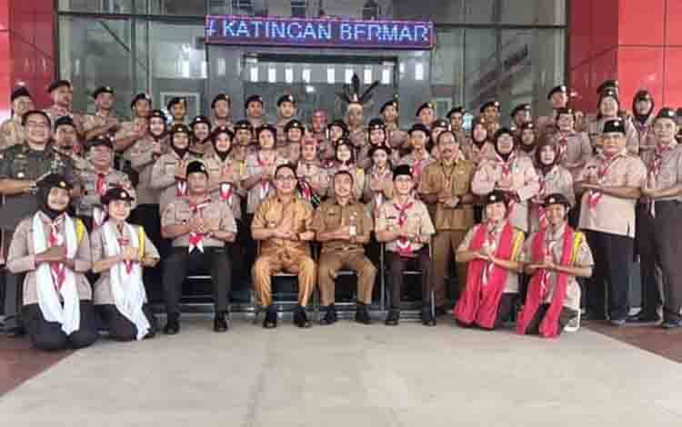 Wakil Bupati Katingan, Sunardi Litang foto bersama dengan peserta Raimuna XII saat pelepasan, Senin, 7 Agustus 2023.