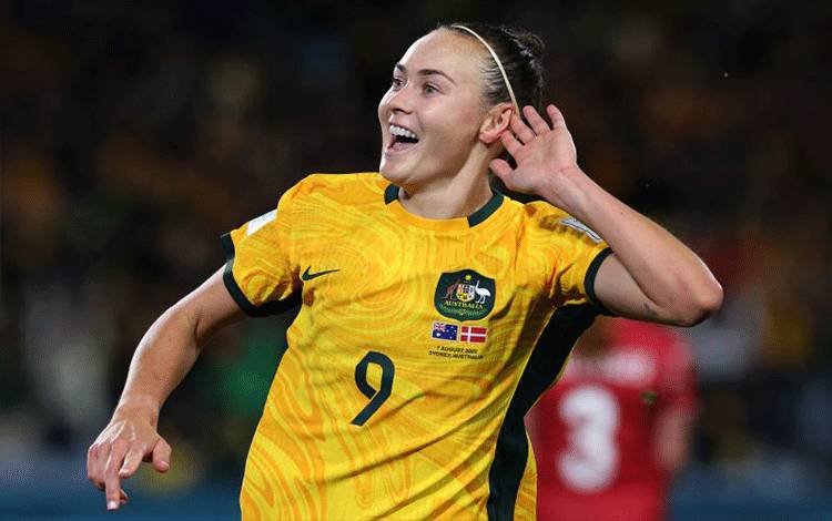 Penyerang Australia Caitlin Foord saat melakukan selebrasi usai mencetak gol ke gawang Denmark pada pertandingan babak 16 besar Piala Dunia Wanita 2023 di Stadion Australia, Sydney, Senin. (ANTARA/AFP-STEVE CHRISTO)