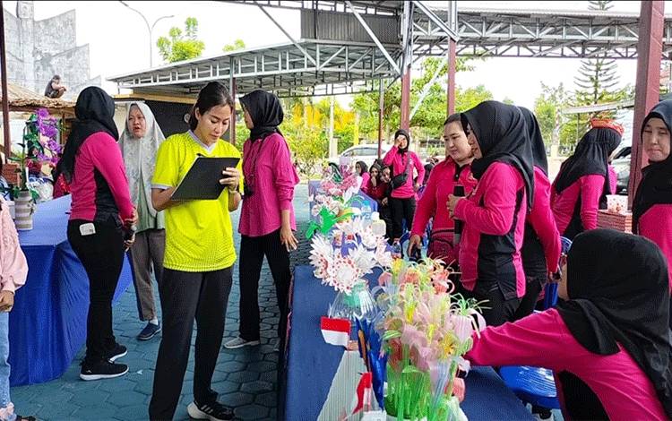 Suasana saat lomba merangkai bunga hias digelar Bhayangkari Cabang Kapuas meriahkan HKGB ke-71 tahun 2023. (FOTO: IST)