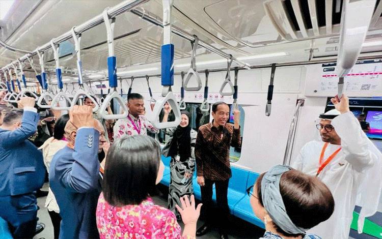 Presiden RI Joko Widodo berbincang dengan para duta besar negara ASEAN dan negara mitra di gerbong MRT menuju Stasiun ASEAN, Jakarta, Selasa (8/8/2023). ANTARA/HO-Biro Pers Sekretariat Presiden