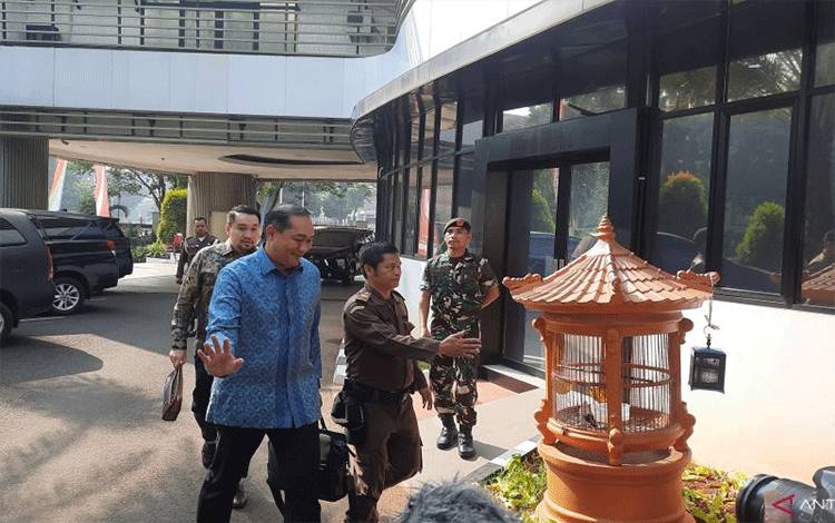 Mantan menteri perdagangan Muhammad Lutfi tiba di Gedung Bundar Kejaksaan Agung RI di Jakarta, Rabu (9/8/2023). (ANTARA/Laily Rahmawaty)