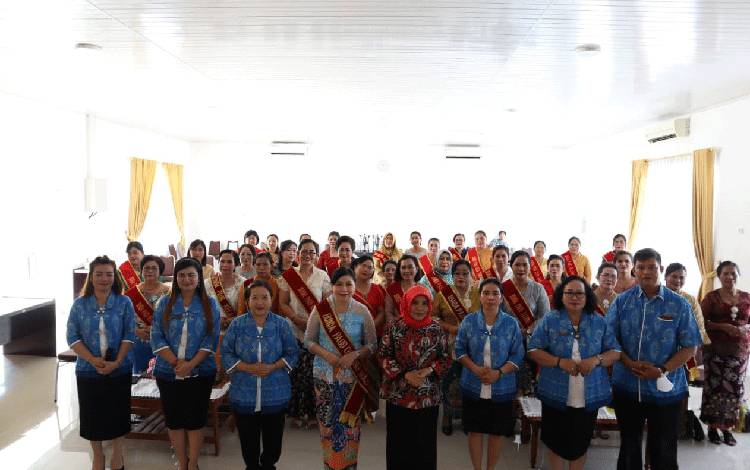 Bunda PAUD Kabupaten Gunung Mas Mimie Mariatie (tengah) bersama dengan peserta Apresiasi Bunda PAUD Kecamatan, Desa/kelurahan.(FOTO: IST)