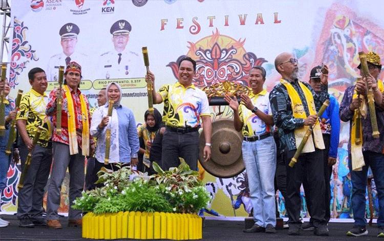 Bupati Lamandau Hendra Lesmana saat membuka acara Festival Babukung tahun 2023. (FOTO : HENDI NURFALAH)