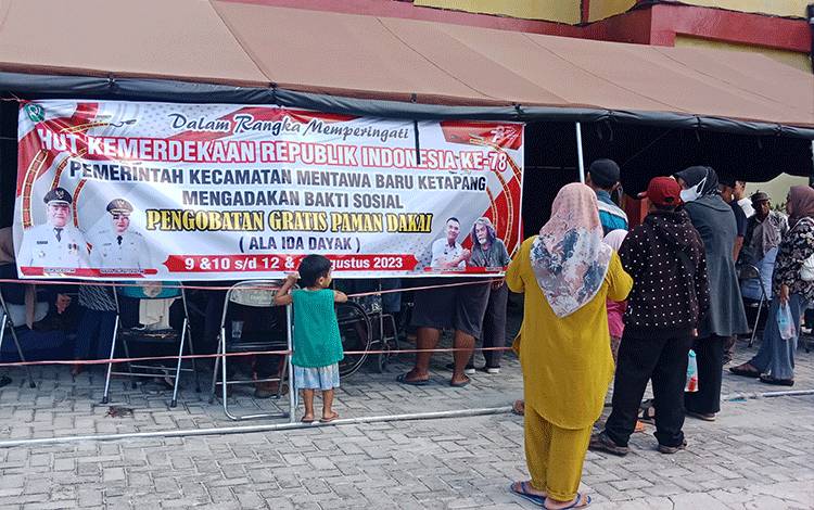 Pengobatan gratis Paman Dakai ala Ida Dayak dibuka di Halaman Kantor Kecamatan Mentawa Baru Kepang, Rabu, 9 Agustus 2023. (FOTO: DEWIP)