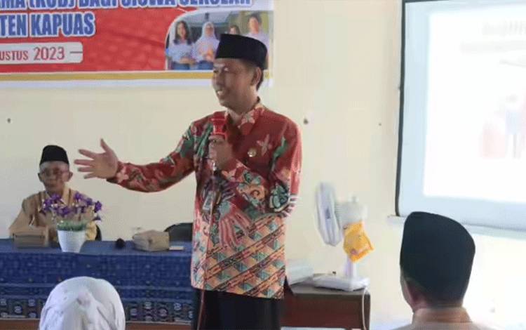 Kepala Kemenag Kapuas, Hamidhan saat berikan materi di kegiatan FKUB Masuk Sekolah di SMAN 1 Kapuas Hilir. (FOTO: IST)