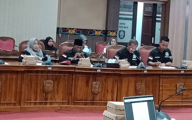 Rapat Komisi IV DPRD Kotawaringin Timur tentang PT MPC tidak berikan fasilitas BPJS kepada TKBM. (FOTO: DEWIP)