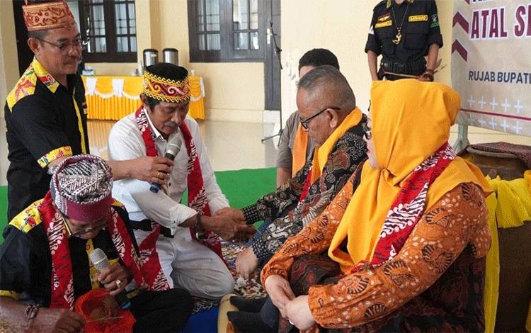 Ketum PWI Pusat Atal Sembiring Depari menjalani ritual adat Penggolaran di Rujab Bupati Lamandau. (FOTO : HENDI NURFALAH)