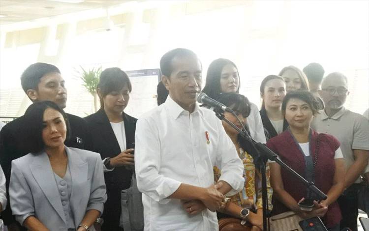 Presiden Jokowi memberikan keterangan di Stasiun LRT Dukuh Atas, Jakarta, Kamis (10/8/2023). ANTARA/Indra Arief Pribadi