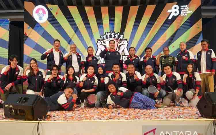 Menteri Pemuda dan Olahraga Dito Ariotedjo dikelilingi para pesohor pada acara peluncuran Turnamen AntarKampung Kemenpora di Jakarta, Rabu (10/8/2023). (ANTARA/HO/Kemenpora)