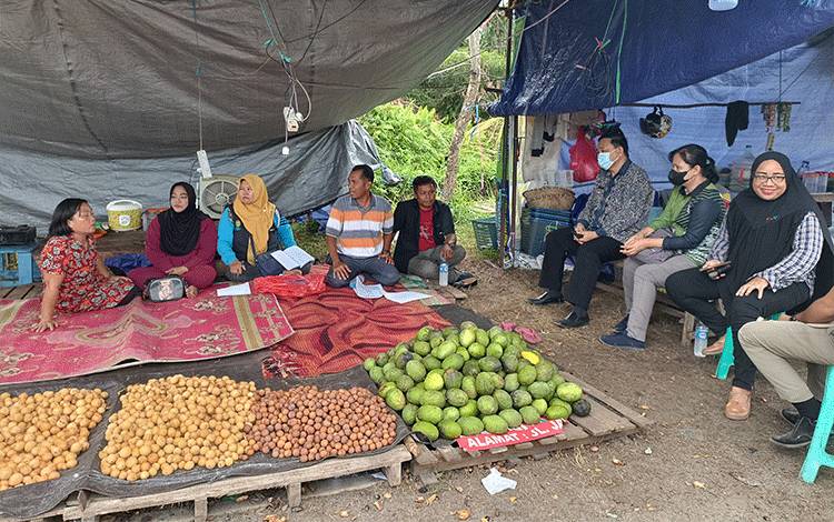 Rapat pedagang buah di Jalan Yos Sudarso dengan LKK Kelurahan Palangka dihadiri Lurah Palangka dan Satpol PP. (HENDRI)