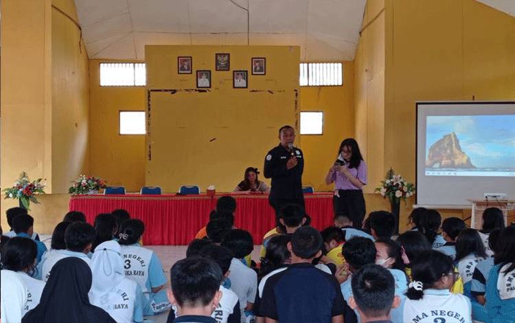Ketua Tim Virtual Police Humas Polda Kalteng Ipda Shamsudin menyampaikan edukasi bijak bermedia sosial kepada ratusan pelajar di SMAN-3 Palangka Raya, Jumat (11/8/2023). ANTARA/Humas Polda Kalteng