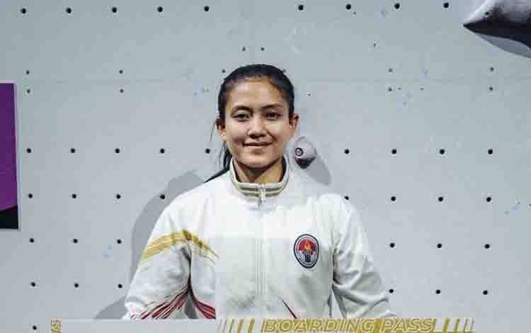 Atlet panjat tebing putri Indonesia Desak Made Rita Kusuma Dewi berfoto usai memenangi medali emas di ajang IFSC Climbing World Championship, Bern, Swiss, Kamis (10/8/2023). (ANTARA/HO/FPTI)