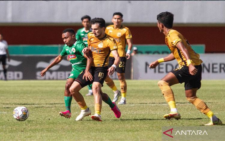 Pesepak bola PSS Sleman Albert Ferre (kanan) mencoba melewati pesepak bola Bhayangkara FC Ahmad Najem (tengah) pada pertandingan Liga 1 di Stadion Maguwoharjo, Sleman, DI Yogyakarta, Senin (6/3/2023). ANTARA FOTO/Hendra Nurdiyansyah/rwa.