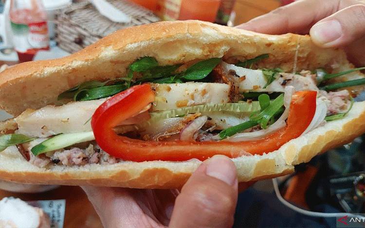 Roti sandwich ala Vietnam banh mi dengan isian daging babi di Banh Mi Phoung, Hoi An, Vietnam. (ANTARA/Fitra Ashari)
