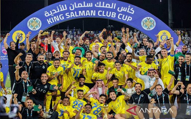 Pemain Al-Nassr melakukan selebrasi setelah menjuarai Arab Club Champions Cup 2023 setelah mengalahkan Al-Hilal di King Fahd Stadium, Taif pada 12 Agustus 2023. ANTARA/AFP/-