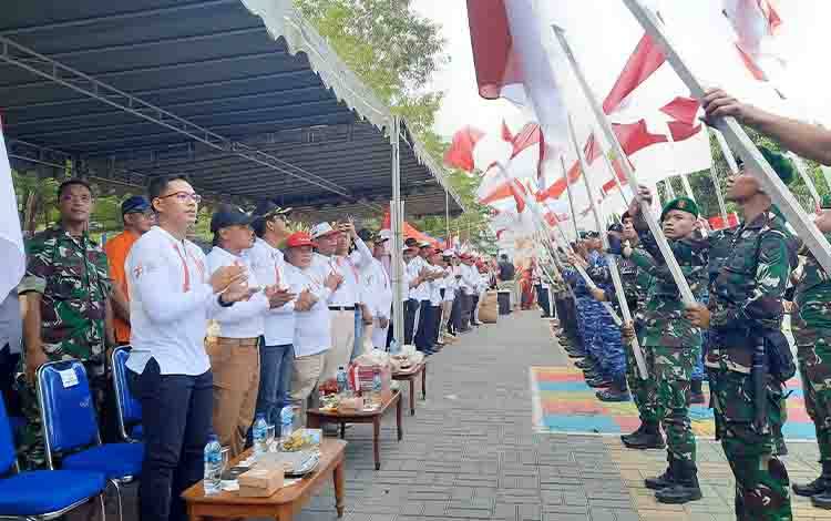 Kegiatan Festival Merah Putih dan Parade Kebangsaan, sukseskan gerakan pembagian 10 Juta Bendera Merah Putih di wilayah Kabupaten Kotawaringin Barat.