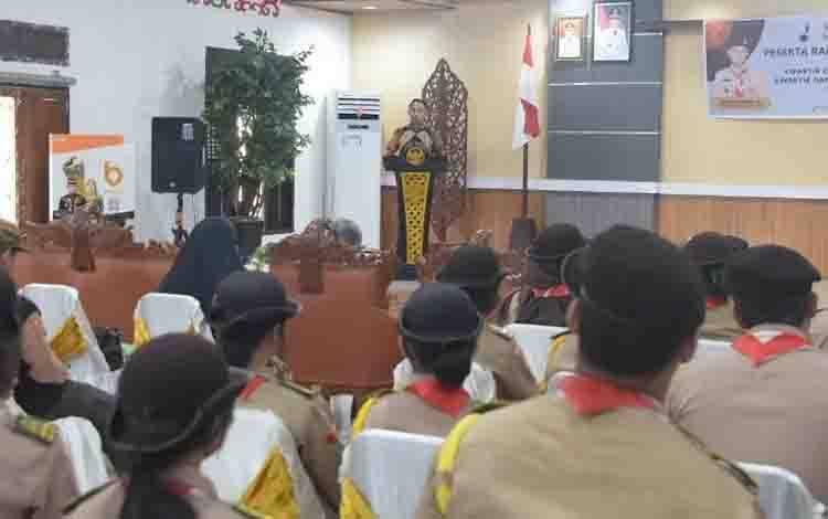 Wali Kota Palangka Raya, Fairid Naparin melepas Kwarcab Pramuka ikuti Raimuna Nasional XII. (FOTO: HUMAS)