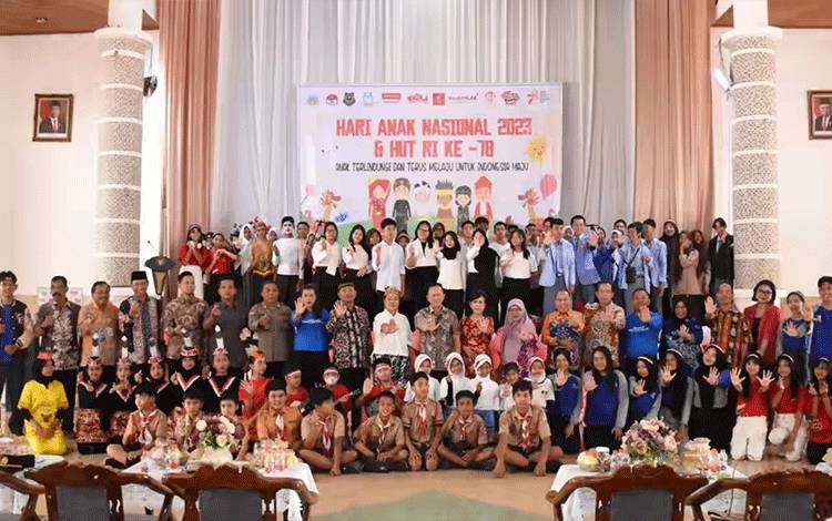 Sekda Kapuas, Septedy bersama stakeholder terkait dan anak-anak usai acara peringatan HAN tahun 2023, bertempat di Aula kantor Bupati Kapuas. (FOTO: IST)