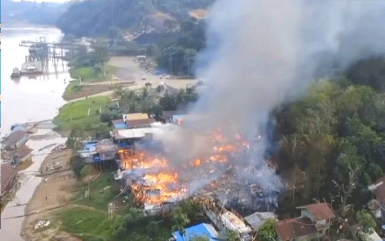 Kebakaran yang terjadi Desa Luwe Hulu, Senin 14 Agustus 2023. (Foto: Dhani)