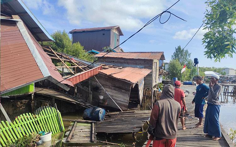 Salah satu rumah warga yang rusak parah akibat bencana alam abrasi atau tanah longsong yang terjadi di Desa Sei Bakau Kecamatan Sebangau Kuala Pulang Pisau,Minggu, 13 Agustus 2023. ( FOTO : IST )