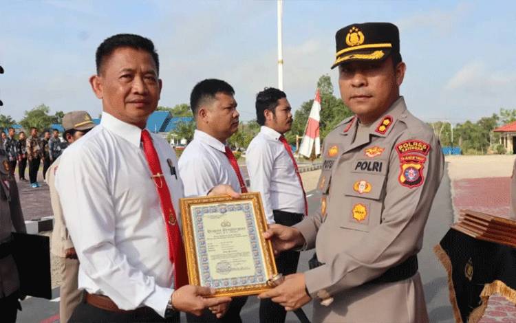  Kapolres Katingan AKBP I Gede Putu Widyana memberikan penghargaan kepada sejumlah personelnya karena dinilai berdedikasi, Senin, 14 Agustus 2023.