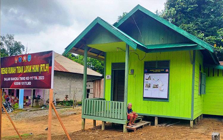  Oyom (77), warga Desa Batu Hambawang penerima program rehabilitasi rumah tidak layak huni (RTLH) pada TMMD tahun 2023. (FOTO : HENDI NURFALAH)