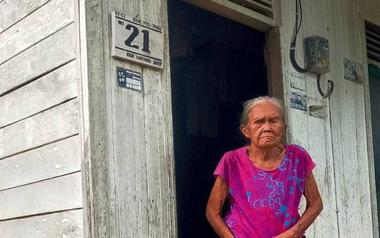 Oyom (77), warga Desa Batu Hambawang saat di rumahnya yang belum dihebabilitasi. (FOTO : HENDI NURFALAH)