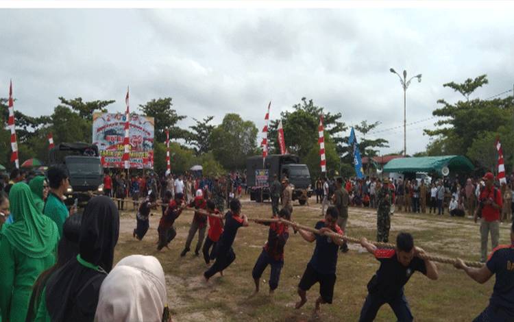 Para peserta menarik sekuat tenaga truk TNI dalam rangka memeriahkan Kemerdekataan RI ke 78 yang digagas pihak Kodim 1019 Katingan di Lapangan Sport Center Kasongan, Selasa, 15 Agustus 2023. (GOFUR)