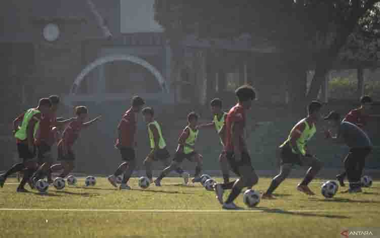 Pesepak bola Timnas U-17 mengikuti sesi latihan di Stadion Sriwedari, Solo, Jawa Tengah, Jumat (11/8/2023). Latihan tersebut untuk persiapan jelang Piala Dunia U-17 yang akan digelar 10 November hingga 2 Desember 2023 di Indonesia. ANTARA FOTO/Mohammad Ayudha.hp. (ANTARA FOTO/MOHAMMAD AYUDHA)