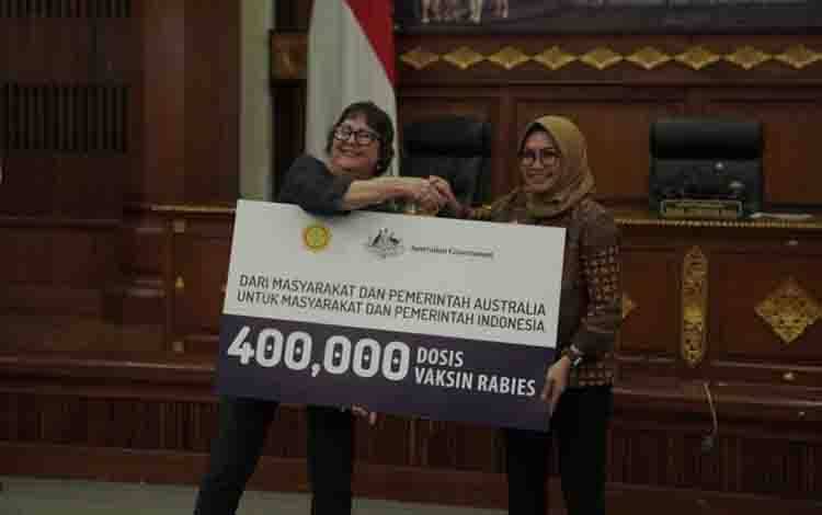 Konsul Jenderal Australia Anthea Griffin (kiri), mewakili Pemerintah Australia, memberikan 400 ribu vaksin kepada Direktur Kesehatan Hewan dari Dirjen Peternakan dan Kesehatan Hewan Kementerian Pertanian Indonesia Nuryani Zainuddin (kanan) yang mewakili Pemerintah Indonesia di Denpasar, Bali, Selasa (15/8/2023). (ANTARA/HO-Kedubes Australia)