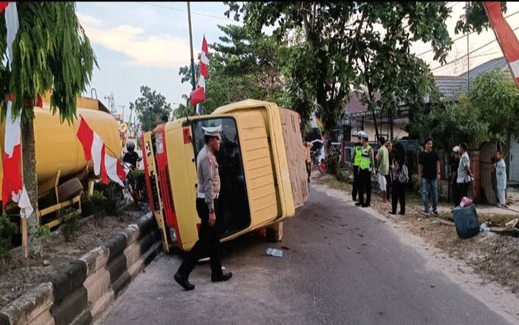 Anggota kepolisian saat melakukan evakuasi terhadap truk yang terbalik kecelakaan di Jalan Tjilik Riwut, Sampit. Rabu, 16 Agustus 2023. (FOTO: IST)