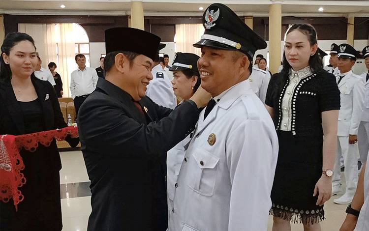 Bupati Barito Timur Ampera AY Mebas saat melantik 84 kades terpilih di GPU Mantawara Tamiang Layang, Rabu, 16 Agustus 2023. (FOTO: HABIBULLAH)