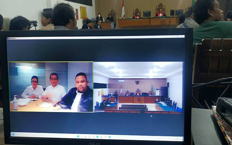 Kedua Terdakwa saat menjalani sidang virtual di Pengadilan Tipikor Palangka Raya, Rabu, 16 Agustus 2023 (Foto : Apriando)