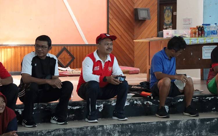 Kepala Dinas Tenaga Kerja dan Transmigrasi Kalteng Farid Wajdi saat menyaksikan pertandingan badminton. (FOTO: ASEP)