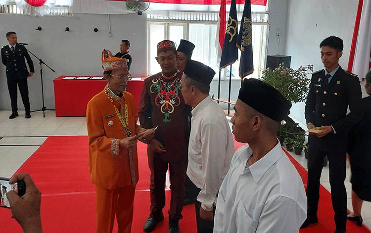 Plt Bupati Kapuas, HM Nafiah Ibnor saat menyerahkan remisi umum bagi Narapidana Rutan Kuala Kapuas, Kamis, 17 Agustus 2023. (FOTO: DODI)
