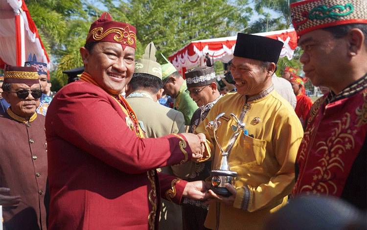 Wakil Gubernur Kalimantan Tengah (Kalteng), Edy Pratowo saat memberikan penghargaan usai apel peringatan HUT Kalteng di halaman kantor gubernur Kalteng, Kamis, 17 Agustus 2023. (FOTO: FERI/RIZAL)