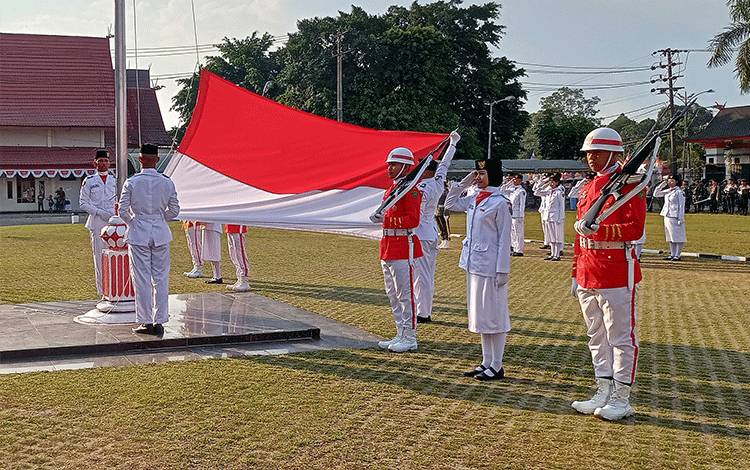 Upacara penurunan bendera merah putih pada peringatan HUT ke-78 Kemerdekaan RI di Tamiang Layang Kabupaten Barito Timur, Kamis, 17 Agustus 2023. (FOTO: BOLE MALO)