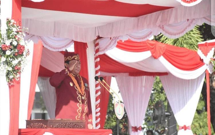 Wakil Gubernur Kalimantan Tengah (Kalteng), Edy Pratowo saat memimpin apel peringatan HUT Kalteng di halaman kantor gubernur Kalteng, Kamis, 17 Agustus 2023. (FOTO: SETDA KALTENG)