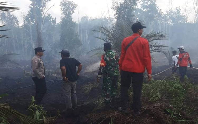 Pemadaman kebakaran hutan dan lahan di Daops Kapuas, Kamis, 17 Agustus 2023. (FOTO: MAGGALA AGNI)