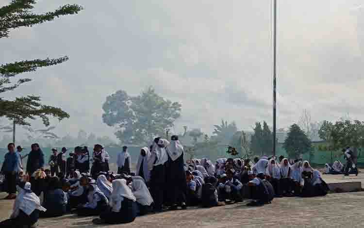 Siswa sebuah sekolah di Sampit yang melakukan aktivitas saat kabut asap mengepung sekolah, Kamis, 17 Agustus 2023. (FOTO: DEWIP)
