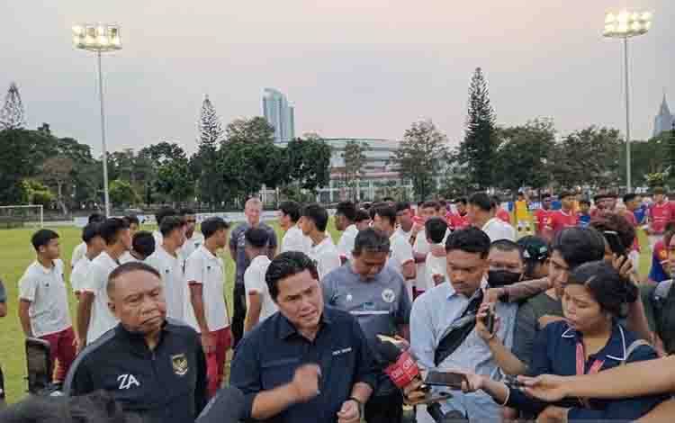 Ketua Umum PSSI Erick Thohir menjawab pertanyaan para pewarta di lapangan latihan A komplek Gelora Bung Karno, Jakarta, Rabu (16/8/2023). (ANTARA/RAUF ADIPATI)